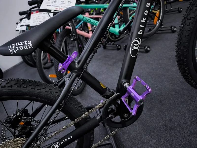 !!!NOVÝ!!! Kubikes 24S Trail AIR Tyrkys - laser PURPLE, 9,7kg, vzduch. vidlice. SKLADEM na prodejně