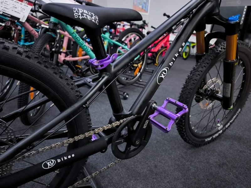 !!!NOVÝ!!! Kubikes 24S Trail AIR Tyrkys - laser PURPLE, 9,7kg, vzduch. vidlice. SKLADEM na prodejně