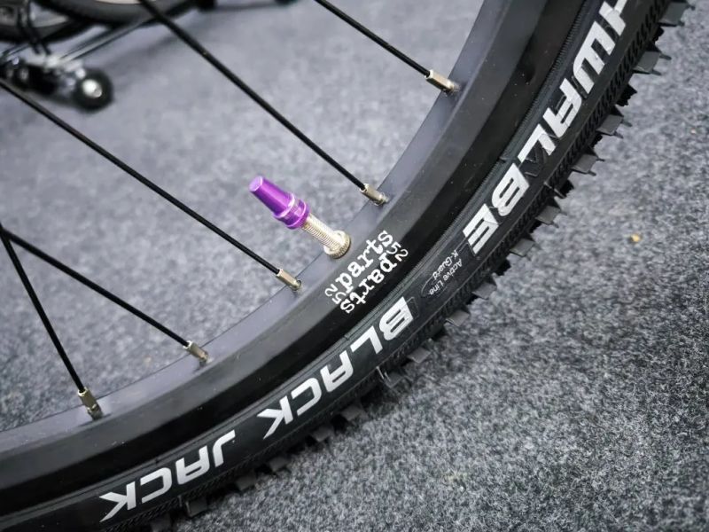 !!!NOVÝ!!! Kubikes 24S Trail AIR Tyrkys - laser PURPLE, 9,7kg, vzduch. vidlice. SKLADEM na prodejně