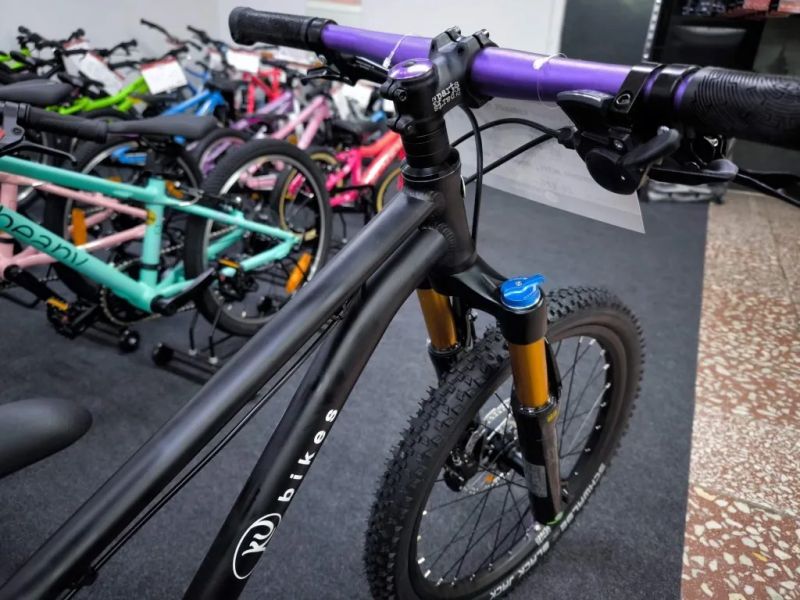 !!!NOVÝ!!! Kubikes 24S Trail AIR Tyrkys - laser PURPLE, 9,7kg, vzduch. vidlice. SKLADEM na prodejně