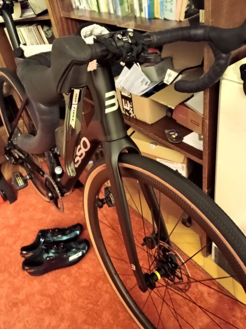 Basso Astra vel. 53, na sadě sram force xplr, kola mavic cosmic sl32, ind. stavba