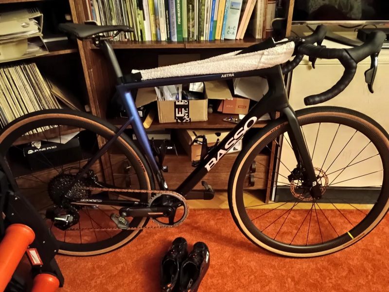 Basso Astra vel. 53, na sadě sram force xplr, kola mavic cosmic sl32, ind. stavba