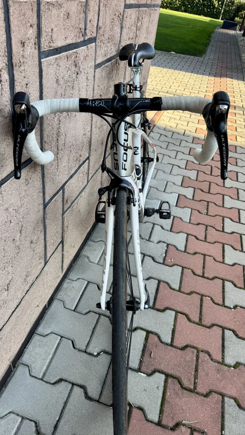 Silniční juniorské karbonové kolo Focus