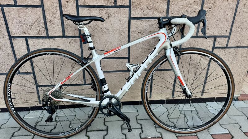 Silniční juniorské karbonové kolo Focus