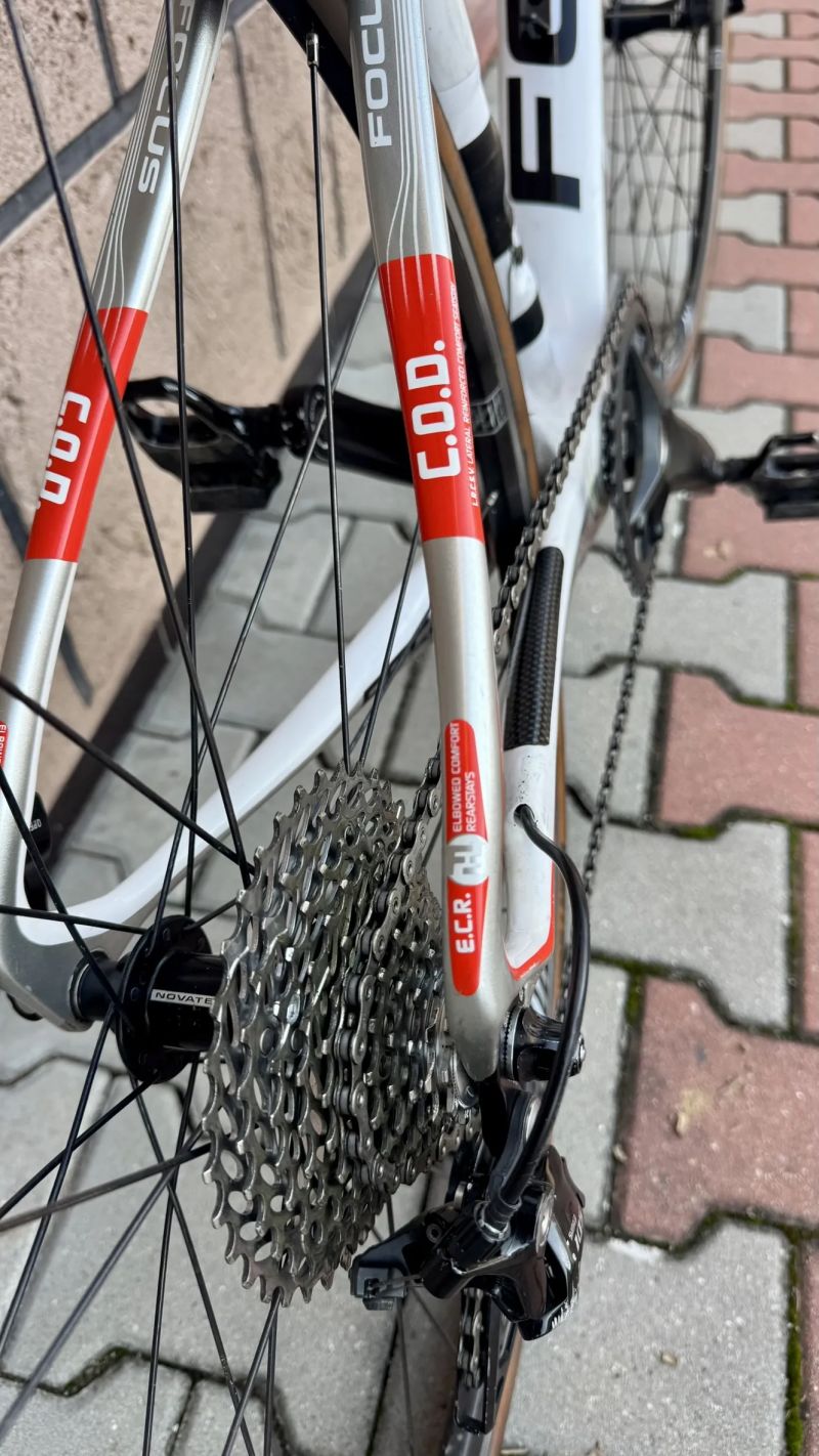 Silniční juniorské karbonové kolo Focus