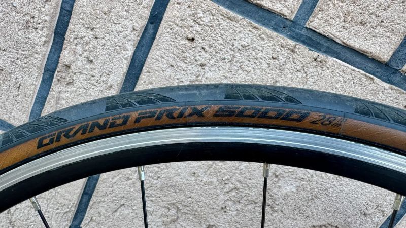 Silniční juniorské karbonové kolo Focus