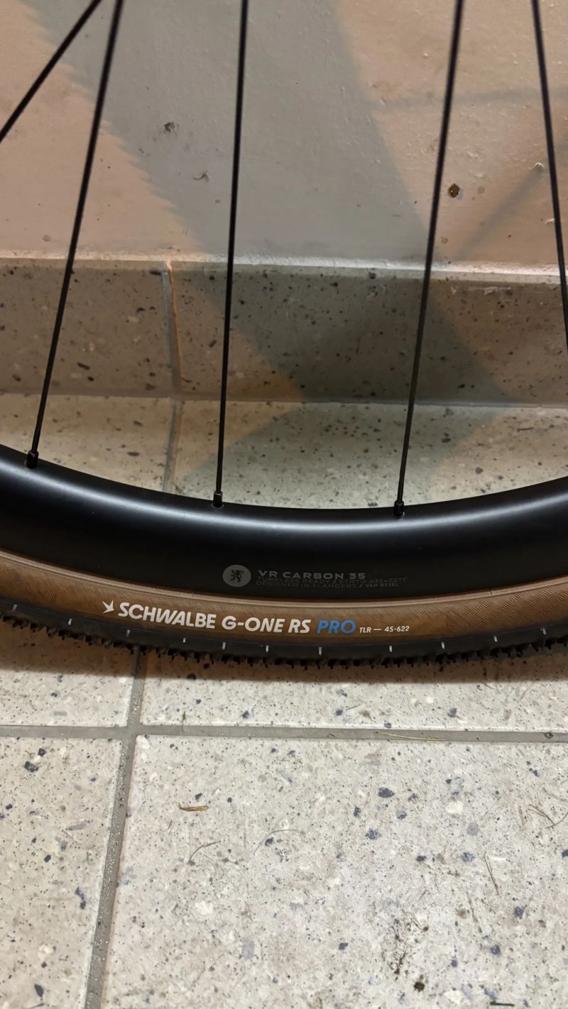 Karbonová kola Van Rysel VR35 (road/gravel) SRAM XDR