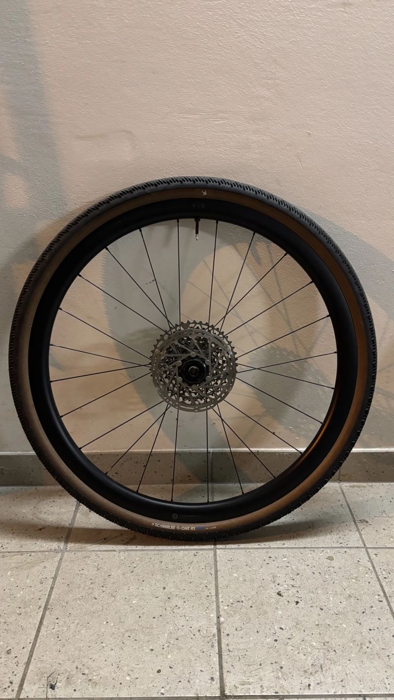 Karbonová kola Van Rysel VR35 (road/gravel) SRAM XDR