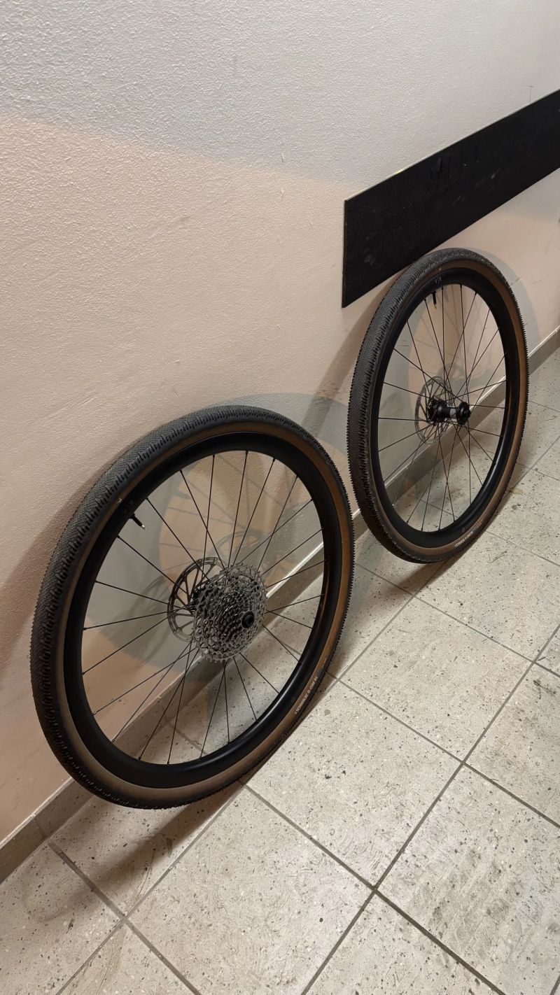 Karbonová kola Van Rysel VR35 (road/gravel) SRAM XDR