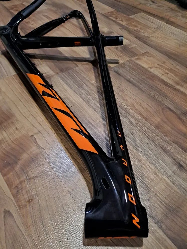 NOVÝ nepoužitý karbonový rámový set KTM Myroon SE 29er / velikost M / 29er / boost / + příslušenství