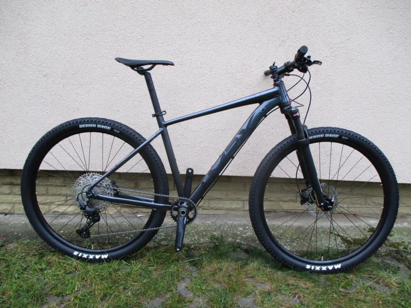 Nové 29" kolo na rámu MRX Sport TB25 19", vzduch. vidlice Suntour XCR, Shimano Deore 1x11, pevná osa