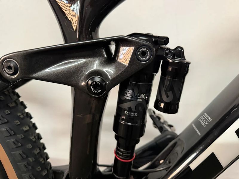 Trek celoodpruzene karbonove horske kolo