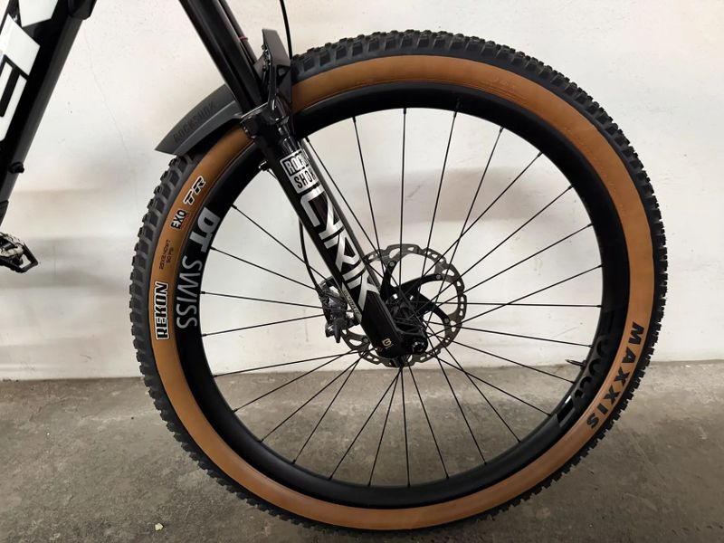 Trek celoodpruzene karbonove horske kolo