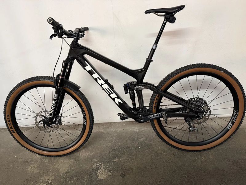 Trek celoodpruzene karbonove horske kolo