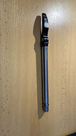 Pevná osa SR SUNTOUR 15QLC32 15x110mm přední