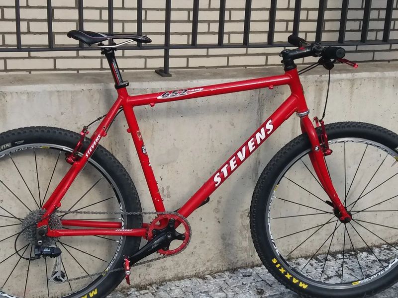 Hmotnost jen 9,5 kg / 6,0 kg, Carbon sedlovka + Karbon řidítka