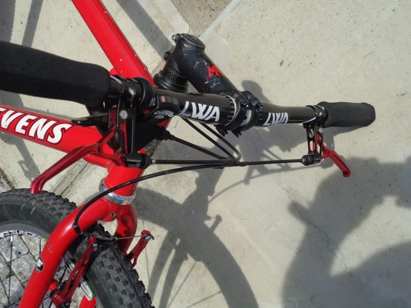 Hmotnost jen 9,5 kg / 6,0 kg, Carbon sedlovka + Karbon řidítka