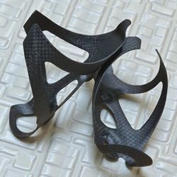 Nové Karbonové držáky na láhev pro silniční i MTB kolo - sada 2ks (váha: 24g)