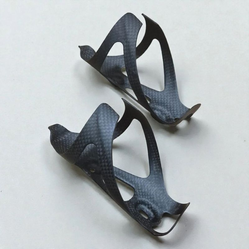 Nové Karbonové držáky na láhev pro silniční i MTB kolo - sada 2ks (váha: 24g)