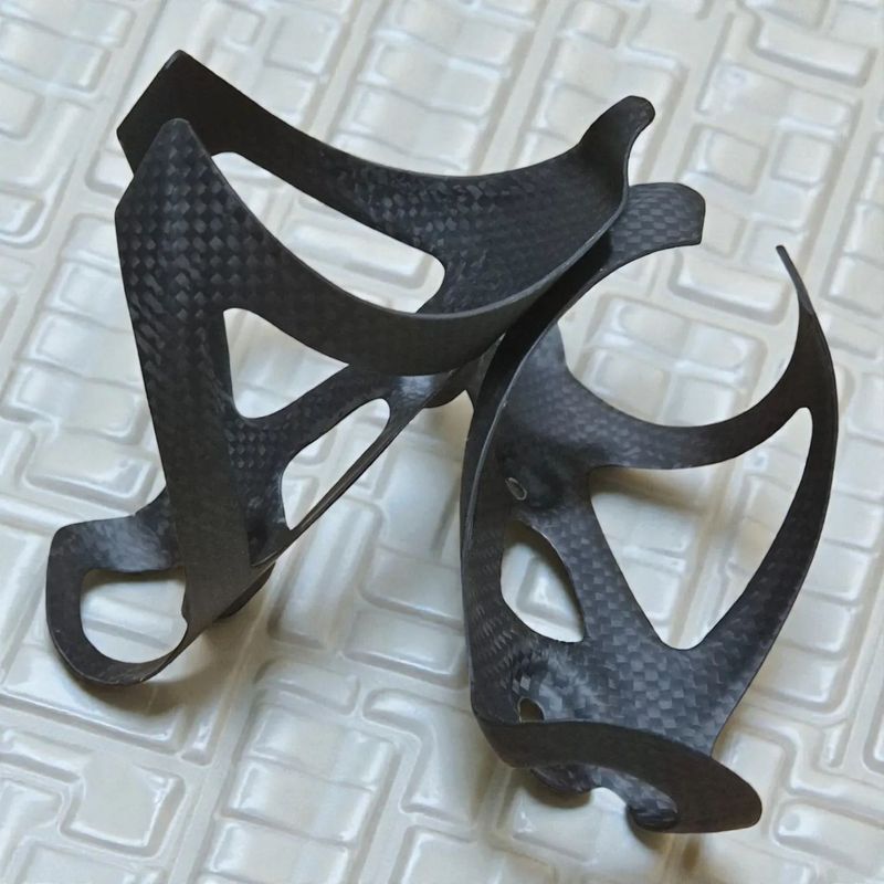 Nové Karbonové držáky na láhev pro silniční i MTB kolo - sada 2ks (váha: 24g)