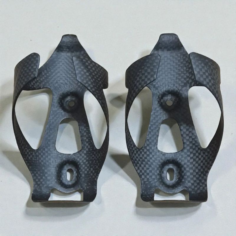 Nové Karbonové držáky na láhev pro silniční i MTB kolo - sada 2ks (váha: 24g)