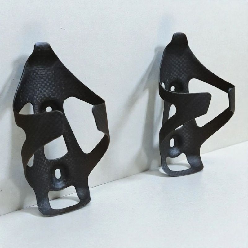 Nové Karbonové držáky na láhev pro silniční i MTB kolo - sada 2ks (váha: 24g)