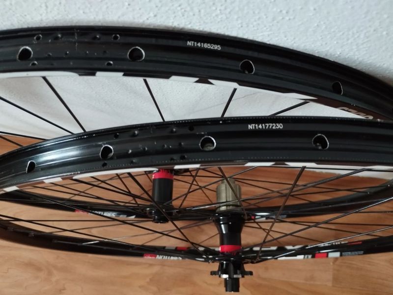 Prodám sadu ručně zapletených kol na ráfcích NoTubes ZTR ARCH EX Disc 650b (27,5 er)