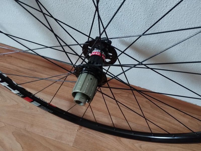Prodám sadu ručně zapletených kol na ráfcích NoTubes ZTR ARCH EX Disc 650b (27,5 er)