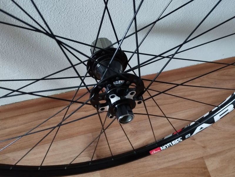 Prodám sadu ručně zapletených kol na ráfcích NoTubes ZTR ARCH EX Disc 650b (27,5 er)