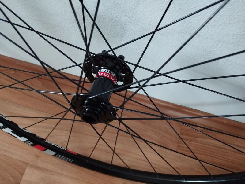 Prodám sadu ručně zapletených kol na ráfcích NoTubes ZTR ARCH EX Disc 650b (27,5 er)
