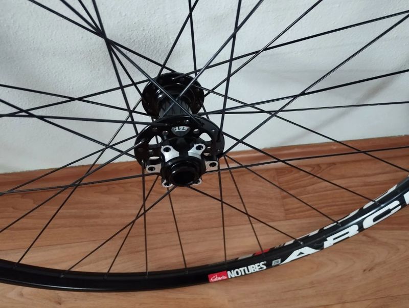 Prodám sadu ručně zapletených kol na ráfcích NoTubes ZTR ARCH EX Disc 650b (27,5 er)