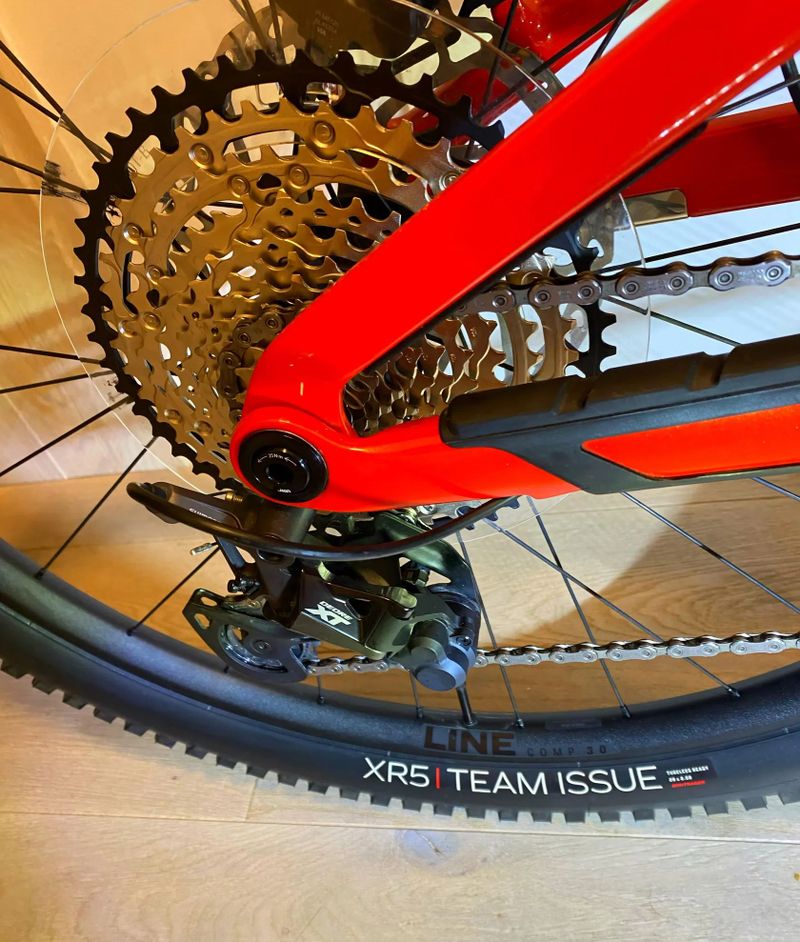 Trek fuel EXe 9.7 Lava [top stav ,carbon,Xt,Fox36...]