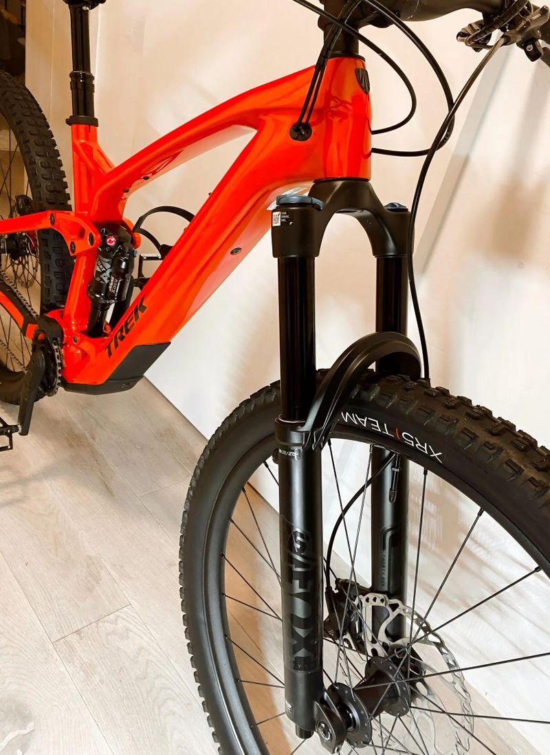 Trek fuel EXe 9.7 Lava [top stav ,carbon,Xt,Fox36...]