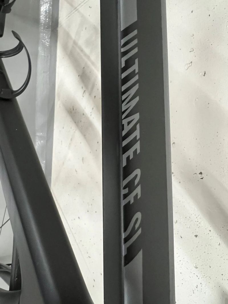 Canyon Ultimate CF SL, Stealth, Ultegra, DT Swiss 1400 Dicut Oxic