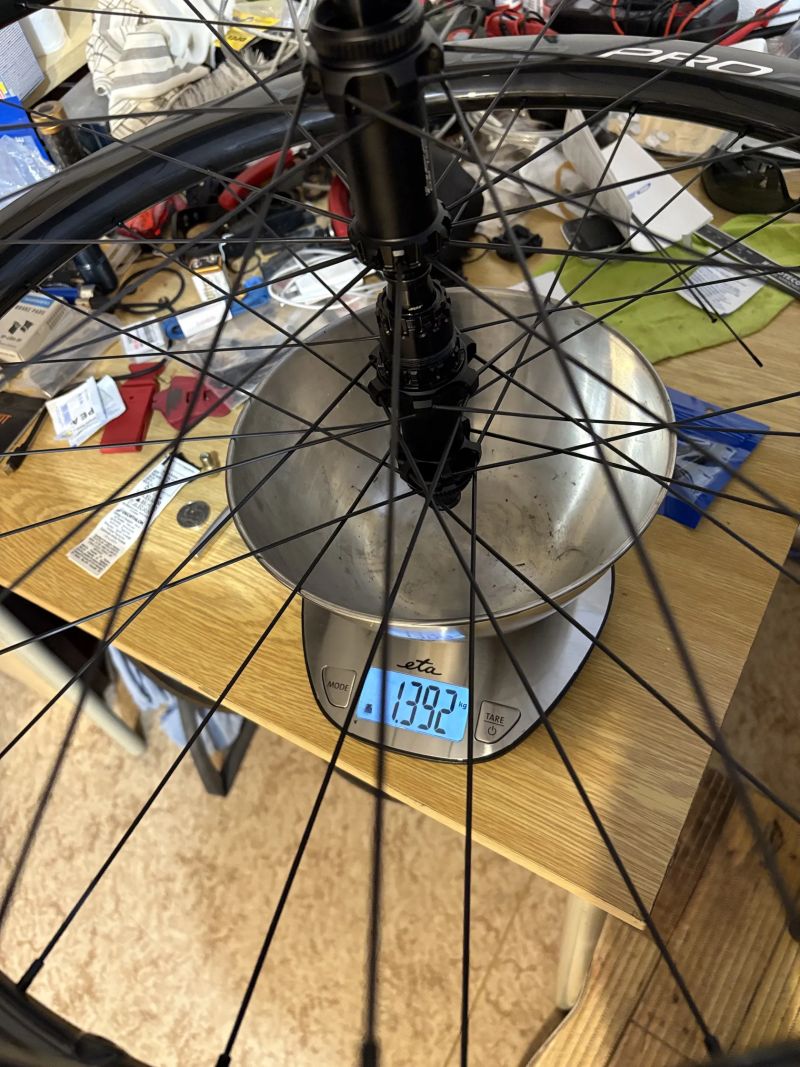 Prodám nevyužitá karbonová kola 1395g váha .50 mm výška ráfku