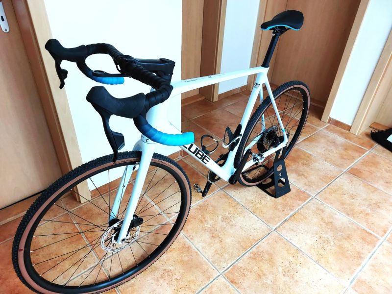 Gravel/ cyklokros Cube Cross race c 62