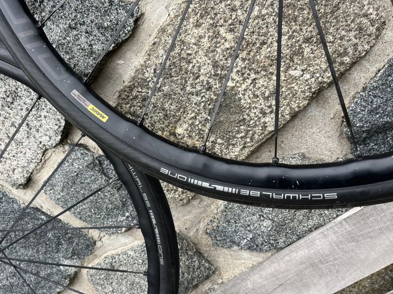 Zapletená Gravel kola Mavic Allroad Elite UST Disc - i na silnici, pevné osy 12x100 a 12x142