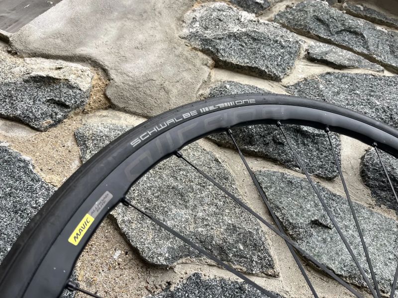 Zapletená Gravel kola Mavic Allroad Elite UST Disc - i na silnici, pevné osy 12x100 a 12x142