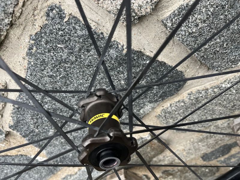 Zapletená Gravel kola Mavic Allroad Elite UST Disc - i na silnici, pevné osy 12x100 a 12x142