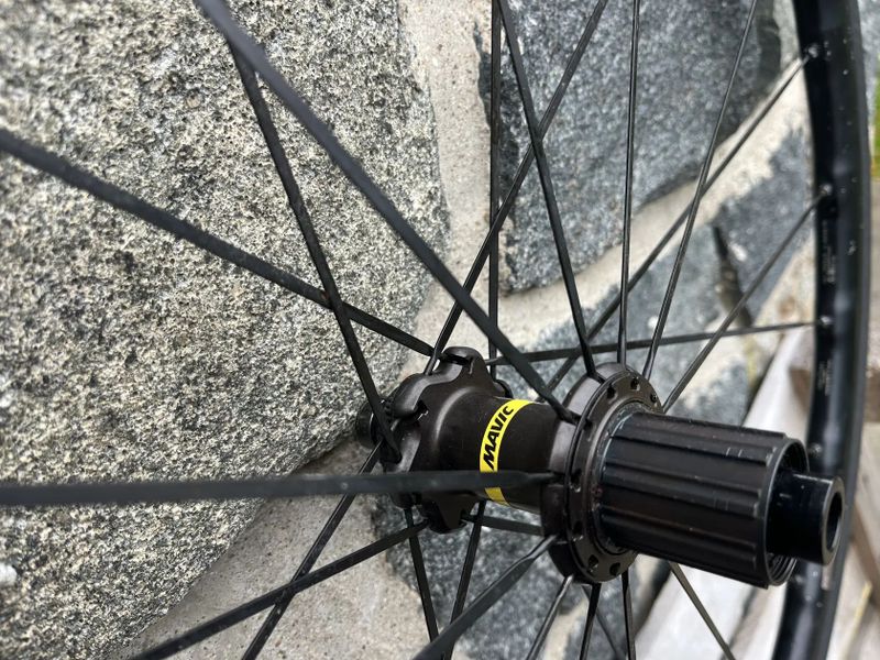 Zapletená Gravel kola Mavic Allroad Elite UST Disc - i na silnici, pevné osy 12x100 a 12x142