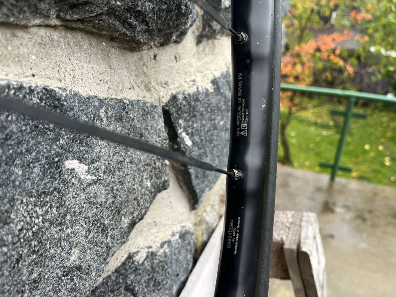 Zapletená Gravel kola Mavic Allroad Elite UST Disc - i na silnici, pevné osy 12x100 a 12x142