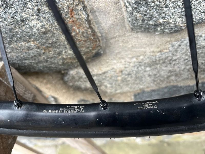 Zapletená Gravel kola Mavic Allroad Elite UST Disc - i na silnici, pevné osy 12x100 a 12x142