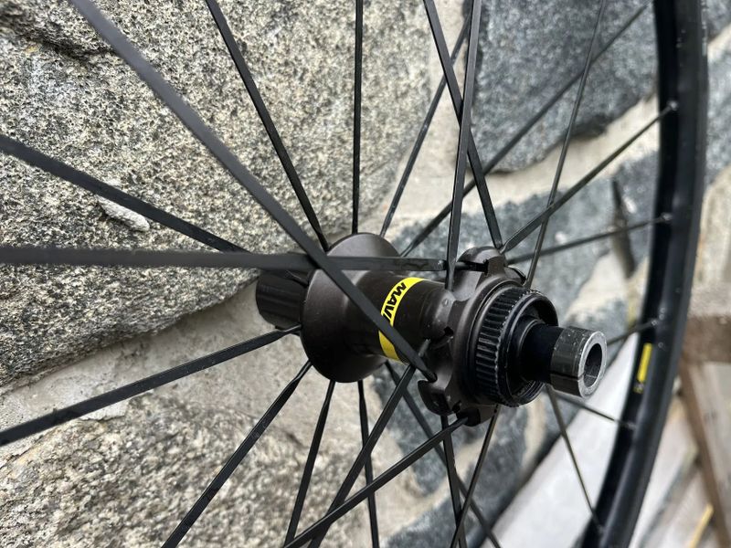 Zapletená Gravel kola Mavic Allroad Elite UST Disc - i na silnici, pevné osy 12x100 a 12x142