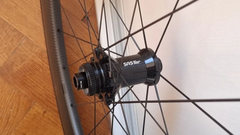 Nová Italská karbonová zapletená kola KRU C-60D - Shimano - Center lock - pevné osy 12mm (- 60%)