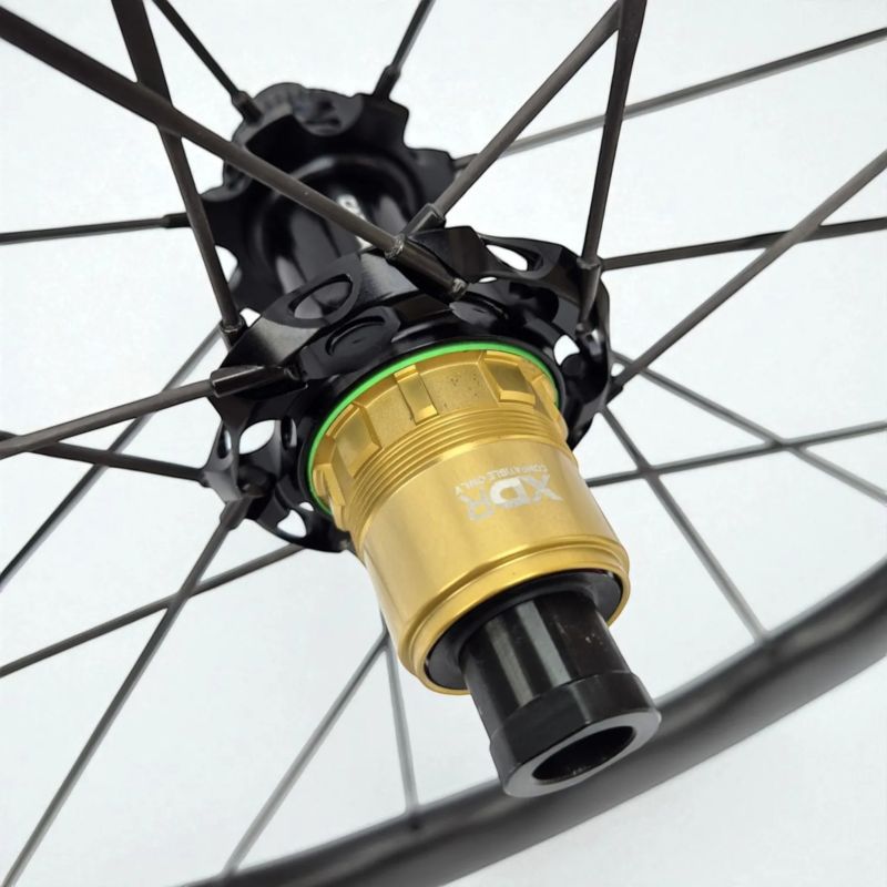 Lehká silniční karbonová kola Carbonix PULSE 45 s karbonovými dráty a keramickými ložisky (1295g)!