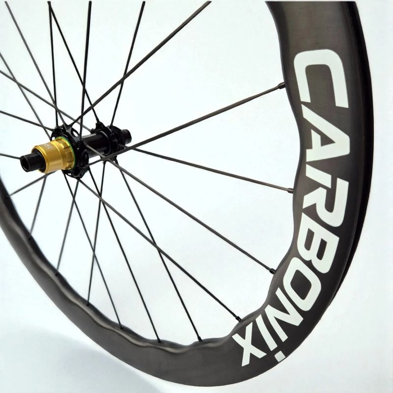 Lehká silniční karbonová kola Carbonix PULSE 45 s karbonovými dráty a keramickými ložisky (1295g)!