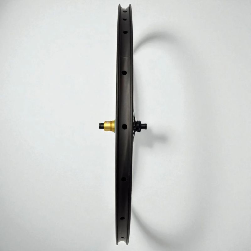 Lehká silniční karbonová kola Carbonix PULSE 45 s karbonovými dráty a keramickými ložisky (1295g)!