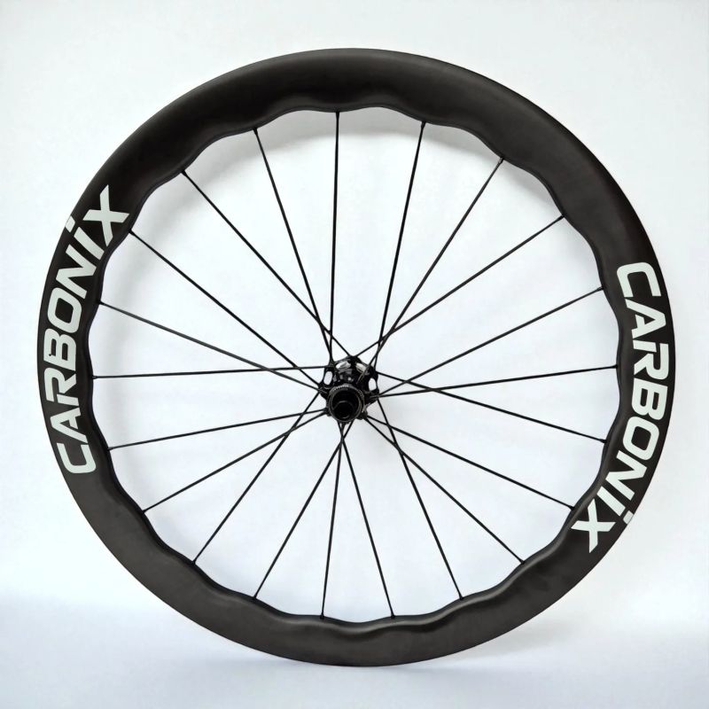 Lehká silniční karbonová kola Carbonix PULSE 45 s karbonovými dráty a keramickými ložisky (1295g)!