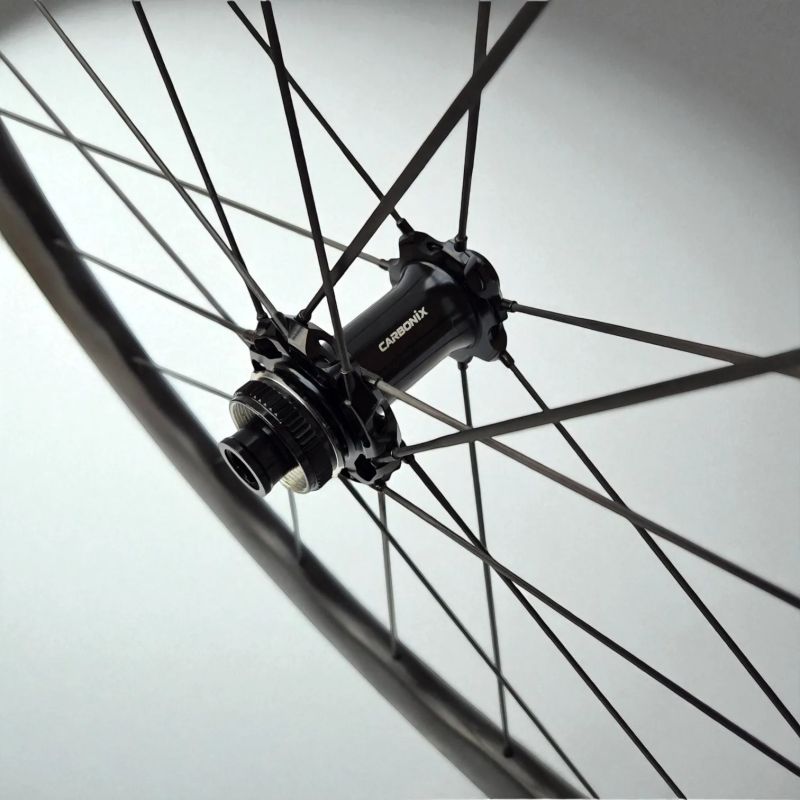 Lehká silniční karbonová kola Carbonix PULSE 45 s karbonovými dráty a keramickými ložisky (1295g)!