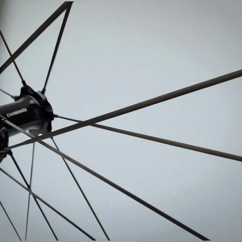 Lehká silniční karbonová kola Carbonix PULSE 45 s karbonovými dráty a keramickými ložisky (1295g)!